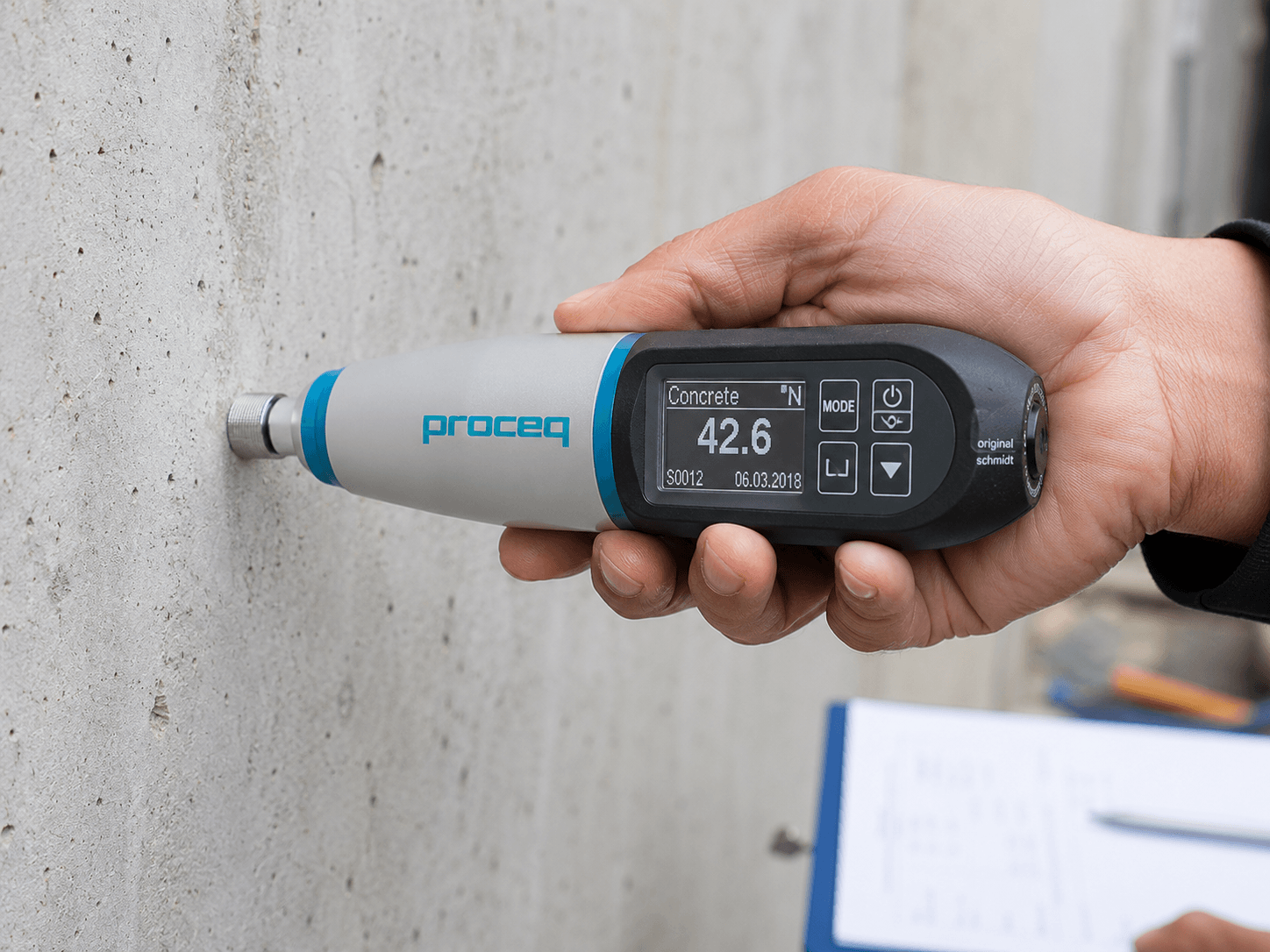 Esclerometria digital de concreto com aparelho Proceq em campo